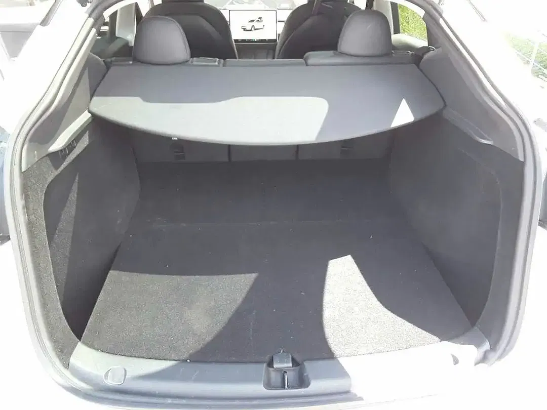 Tesla Model Y AWD Dual Motor Long Range - Thumbnail 4