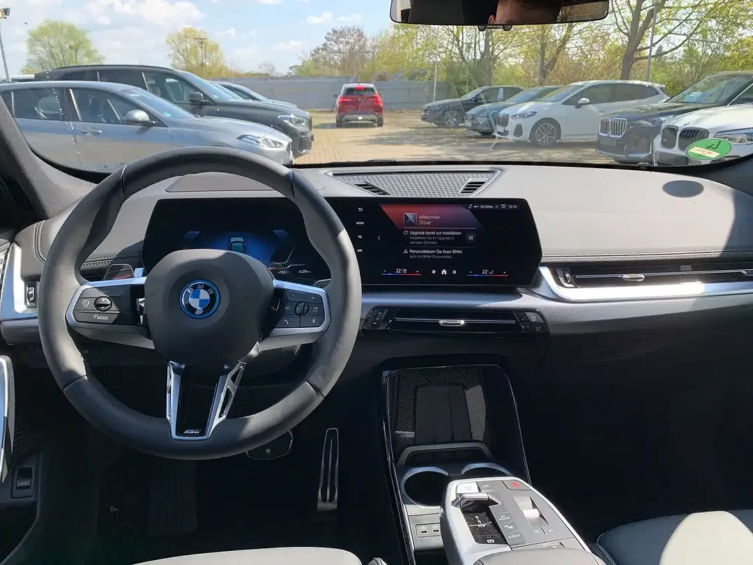 BMW iX1 xDrive M - Thumbnail 10