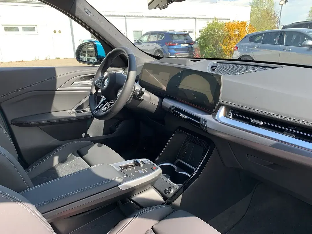BMW iX1 xDrive M - Thumbnail 11
