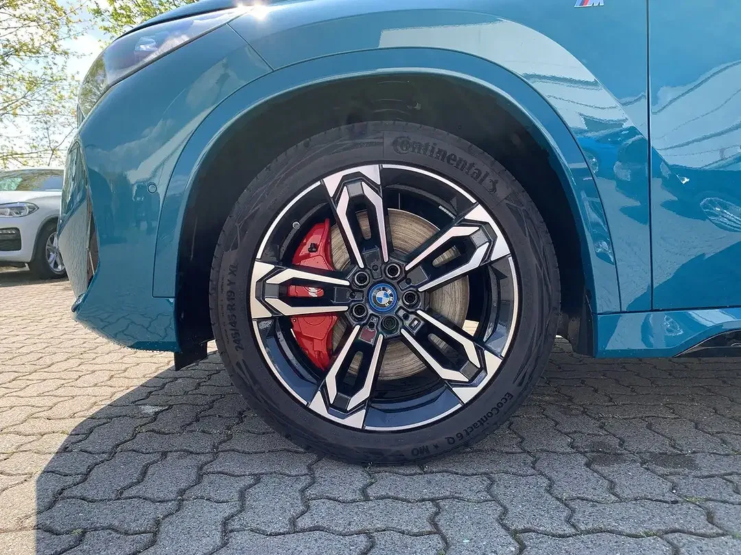BMW iX1 xDrive M - Thumbnail 3