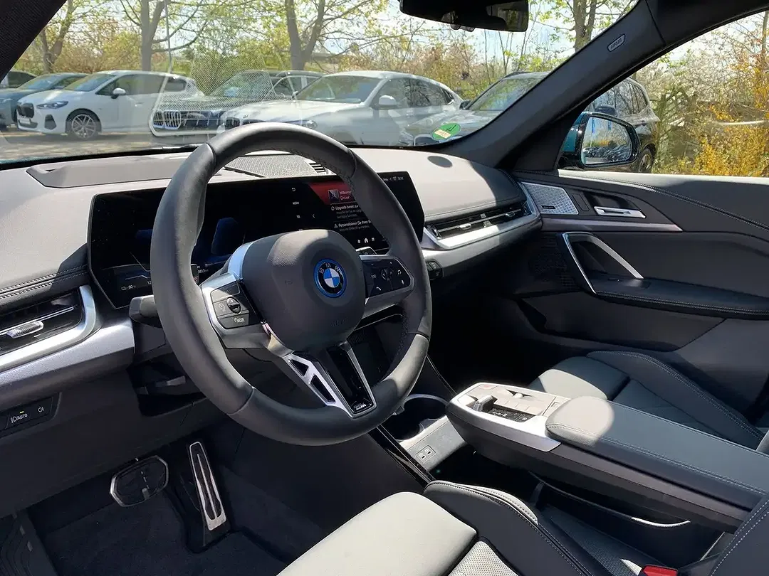 BMW iX1 xDrive M - Thumbnail 8