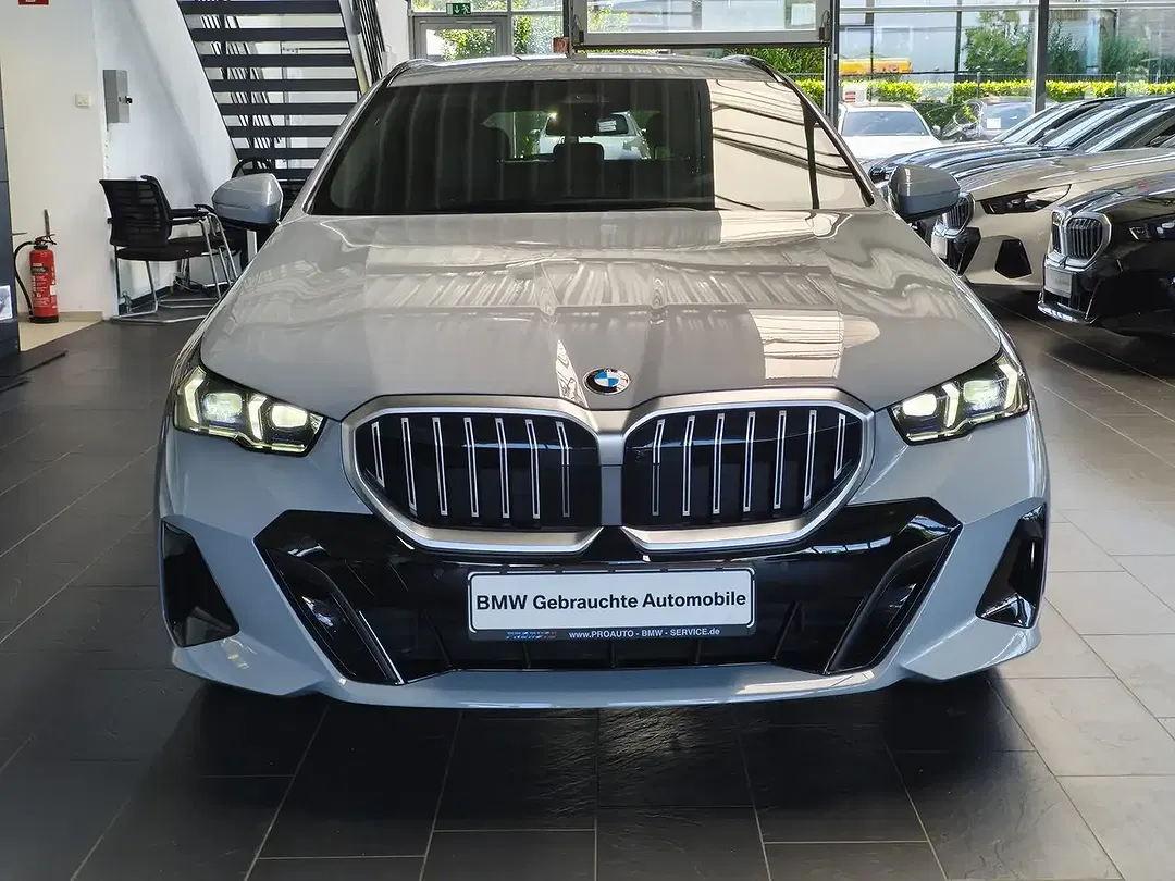 BMW 520 M Sport Touring - Thumbnail 2