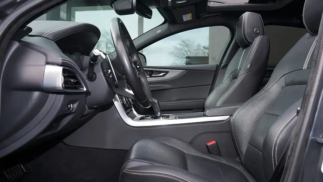 Jaguar XE P250 R-Dynamic SE Black - Thumbnail 6