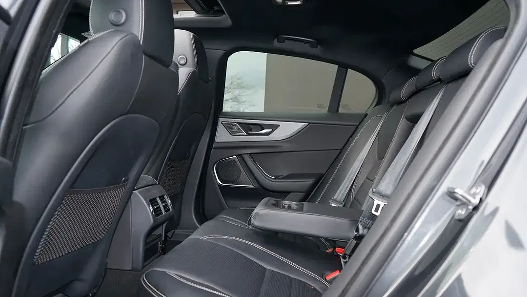 Jaguar XE P250 R-Dynamic SE Black - Thumbnail 8