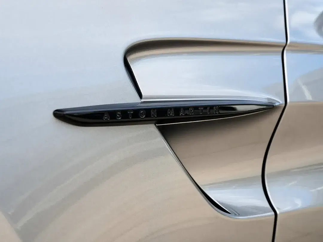 Aston Martin Vantage Roadster - Thumbnail 22