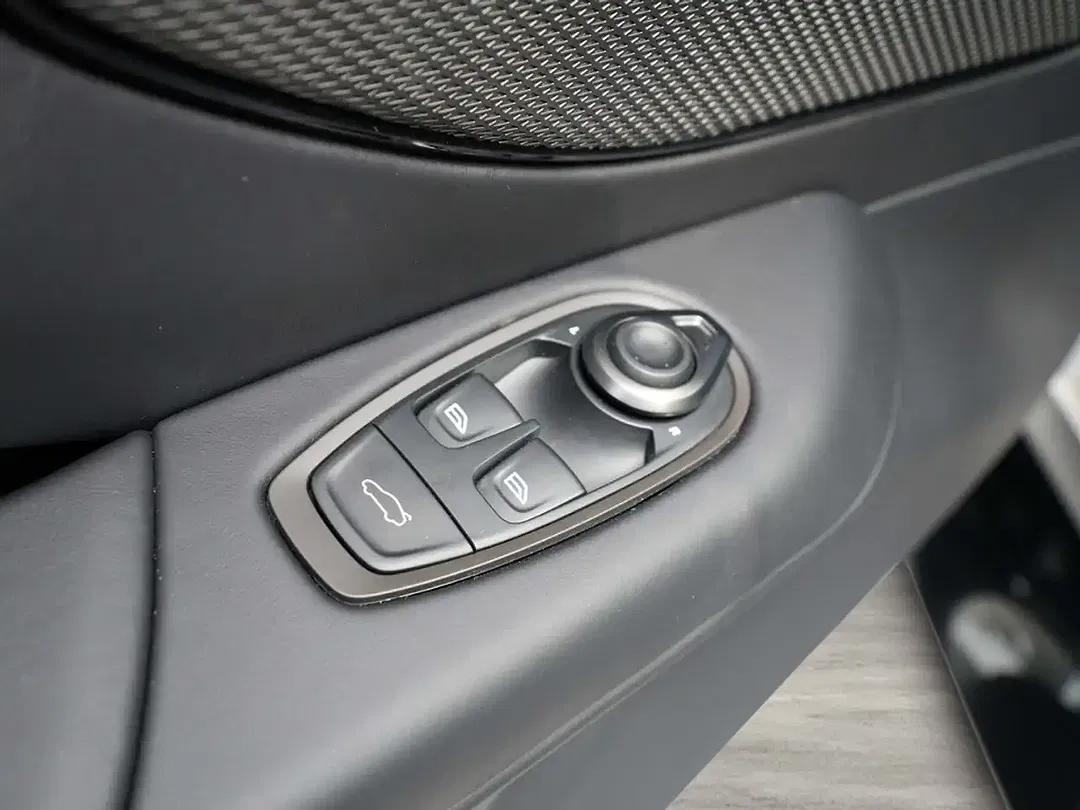 Aston Martin Vantage Roadster - Thumbnail 29