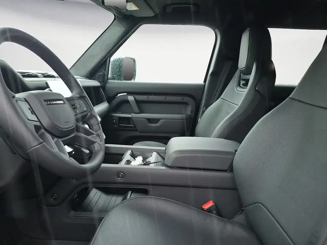 Land Rover Defender P635 OCTA Black Edition 110 - Thumbnail 10