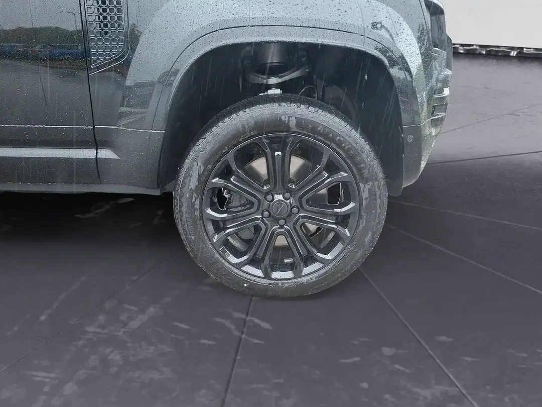 Land Rover Defender P635 OCTA Black Edition 110 - Thumbnail 6