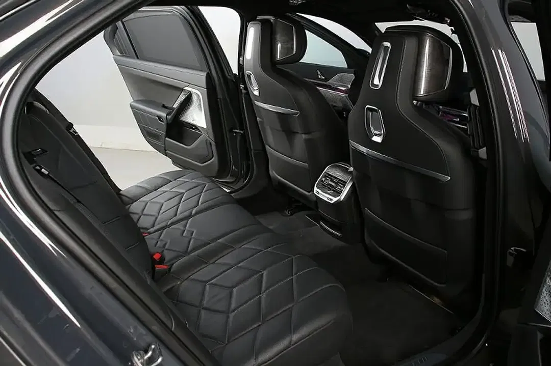 BMW i7 M Sport Pro - Thumbnail 4