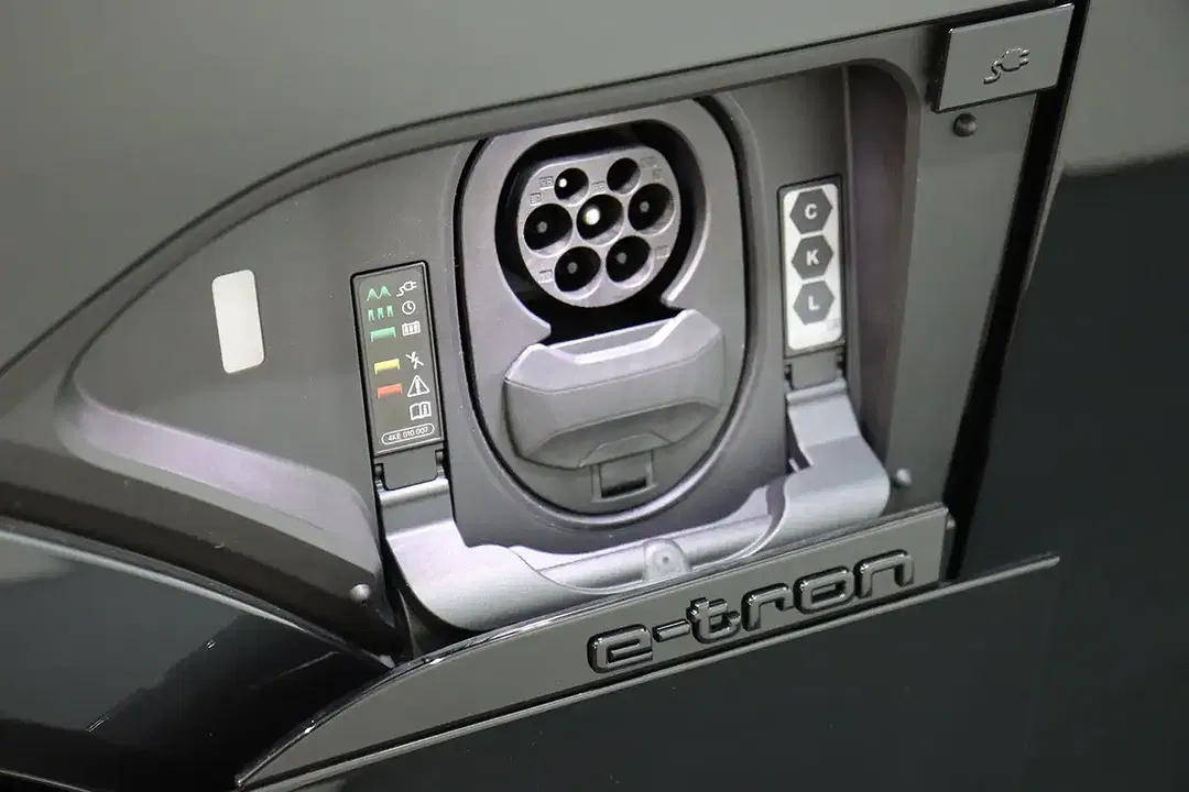 Audi Q8 50 e-tron quattro - Thumbnail 11