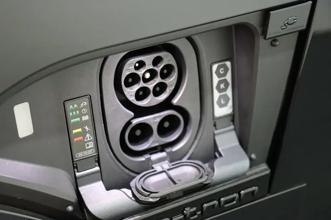 Audi Q8 50 e-tron quattro - Thumbnail 12