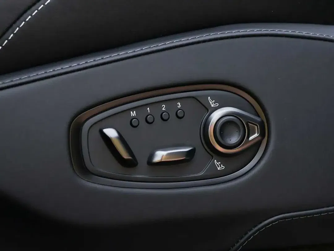 Aston Martin DBX S - Thumbnail 14