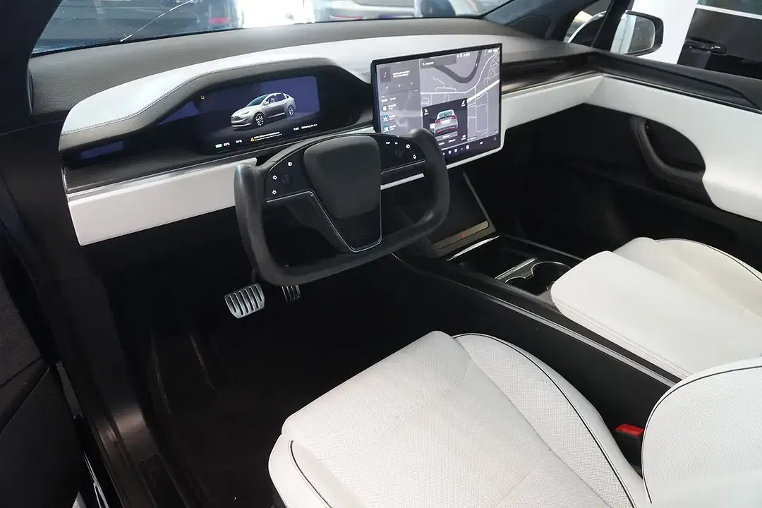 Tesla Model X Plaid - Thumbnail 7