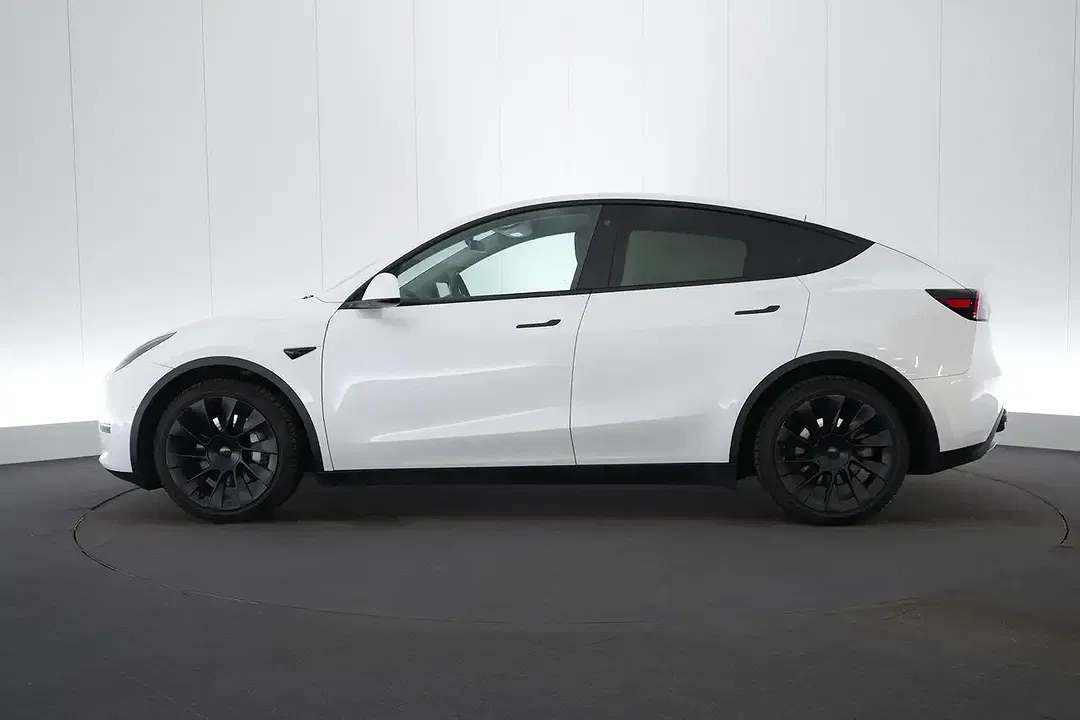 Tesla Model Y Dual Motor Long Range - Thumbnail 3