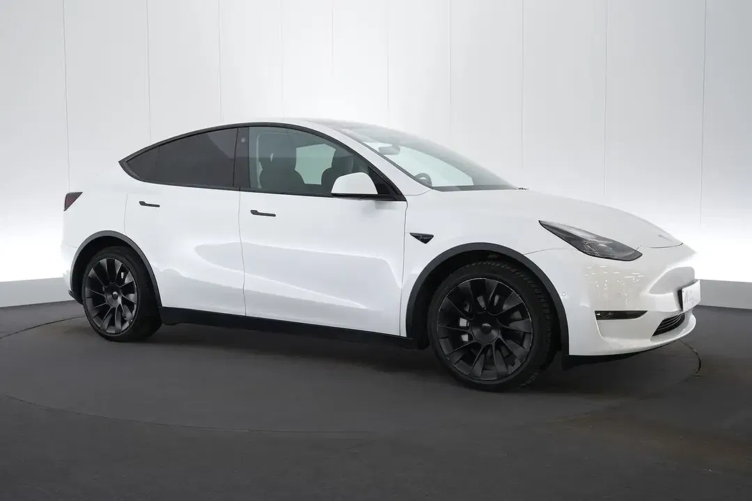 Tesla Model Y Dual Motor Long Range - Thumbnail 4