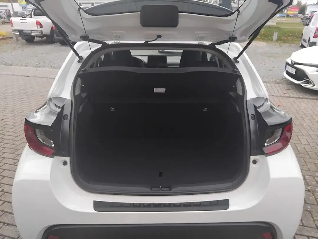 Toyota Yaris 1.5 Hybrid Business Edition - Thumbnail 12