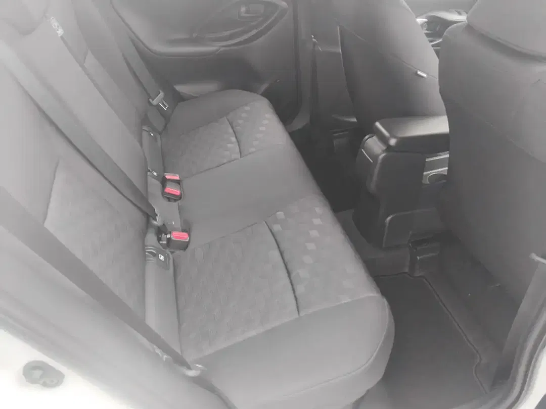 Toyota Yaris 1.5 Hybrid Business Edition - Thumbnail 8