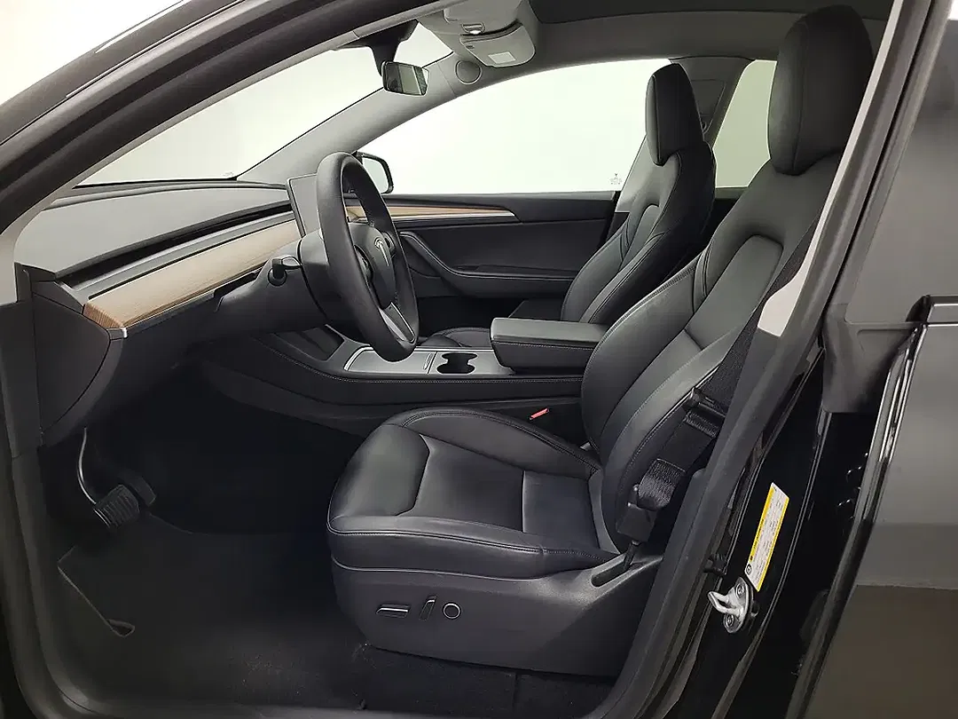 Tesla Model Y AWD Long Range - Thumbnail 10