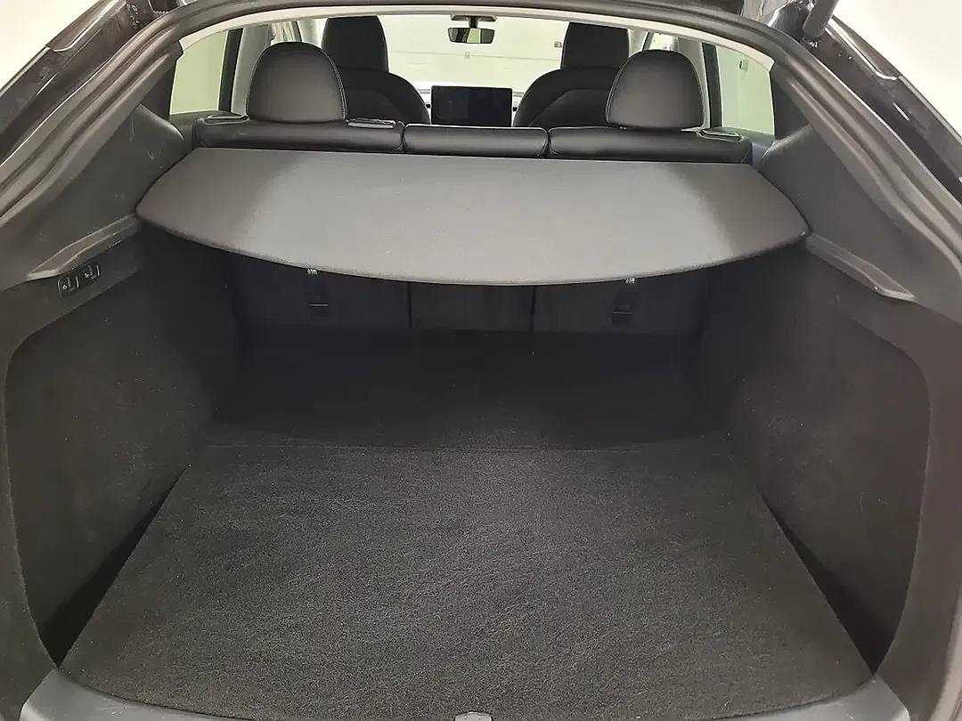 Tesla Model Y AWD Long Range - Thumbnail 3