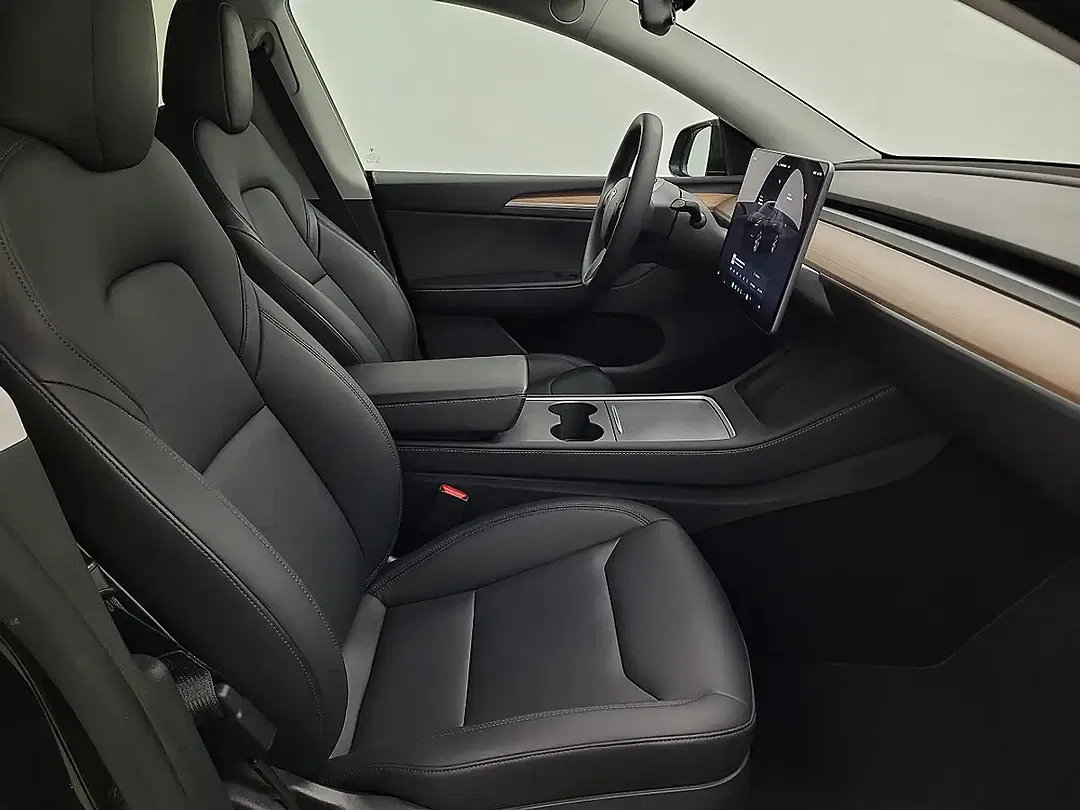 Tesla Model Y AWD Long Range - Thumbnail 5