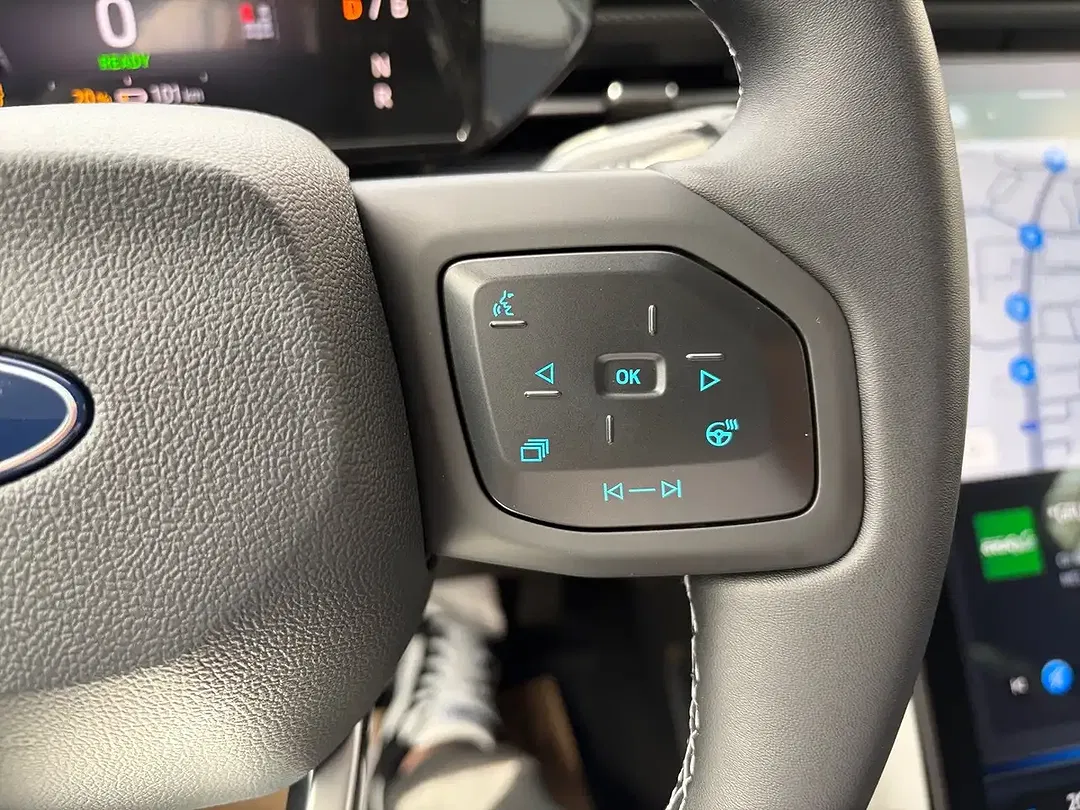 Ford Explorer Premium - Thumbnail 11