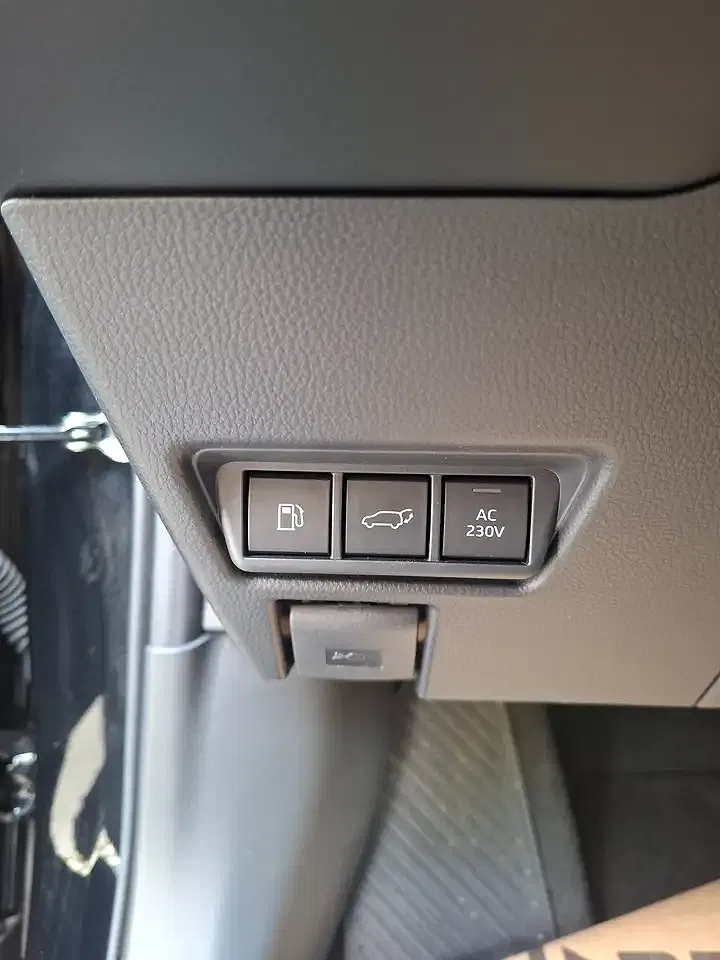 Toyota Prius VVT-i Hybrid PHEV Executive - Thumbnail 12