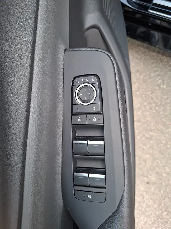 Toyota Prius VVT-i Hybrid PHEV Executive - Thumbnail 13