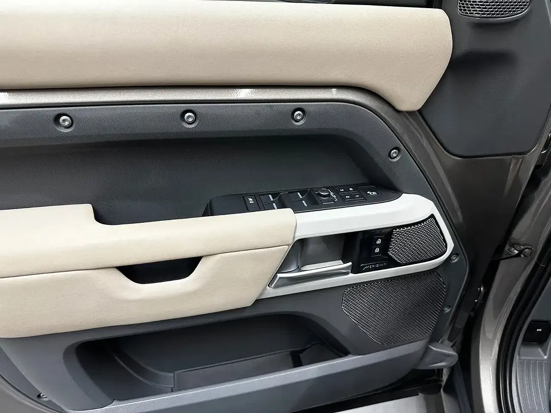 Land Rover Defender P400e 110 SE - Thumbnail 14