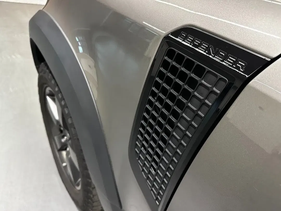Land Rover Defender P400e 110 SE - Thumbnail 4