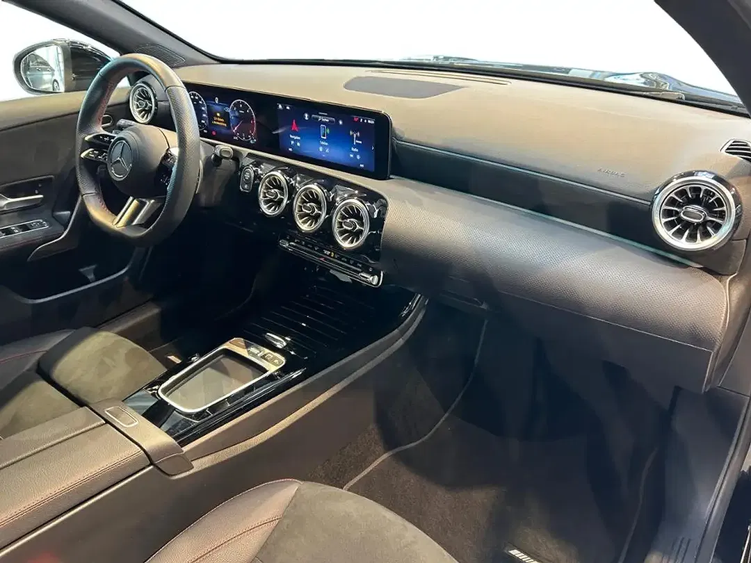 Mercedes-Benz A 200 AMG MBUX - Thumbnail 3