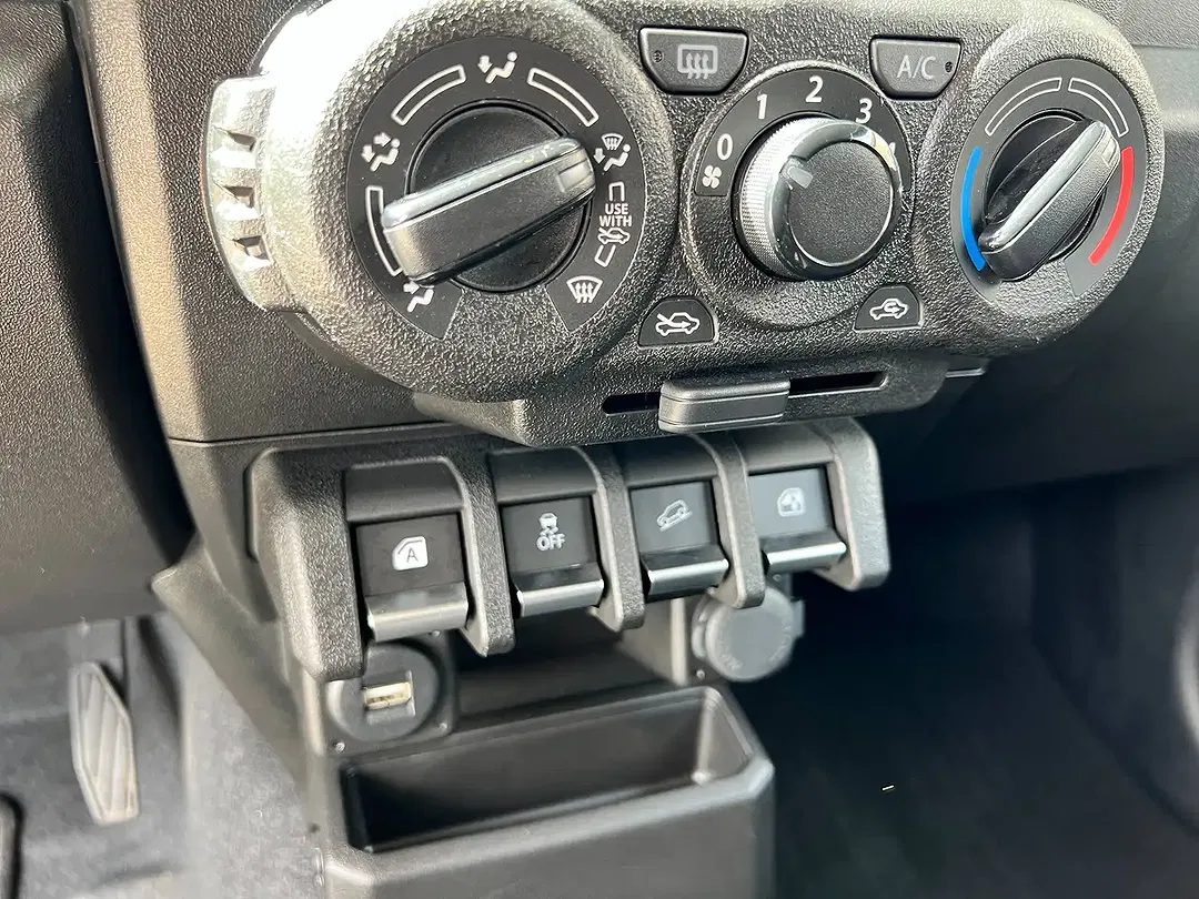 Suzuki Jimny 1.5 - Thumbnail 11