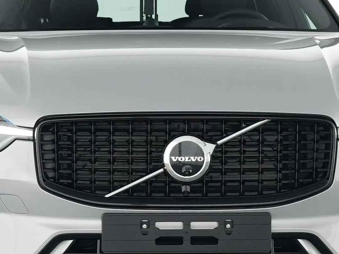 Volvo XC60 B5 AWD Ultra Dark - Thumbnail 4