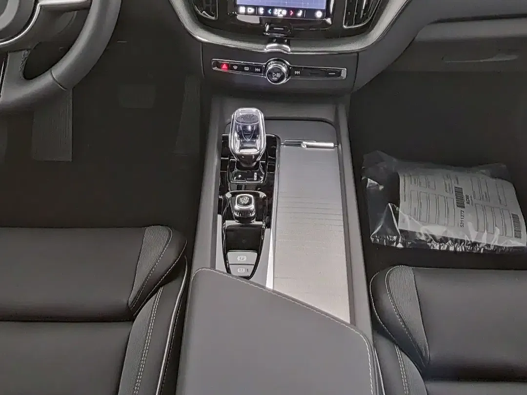 Volvo XC60 B5 AWD Ultra Dark - Thumbnail 6