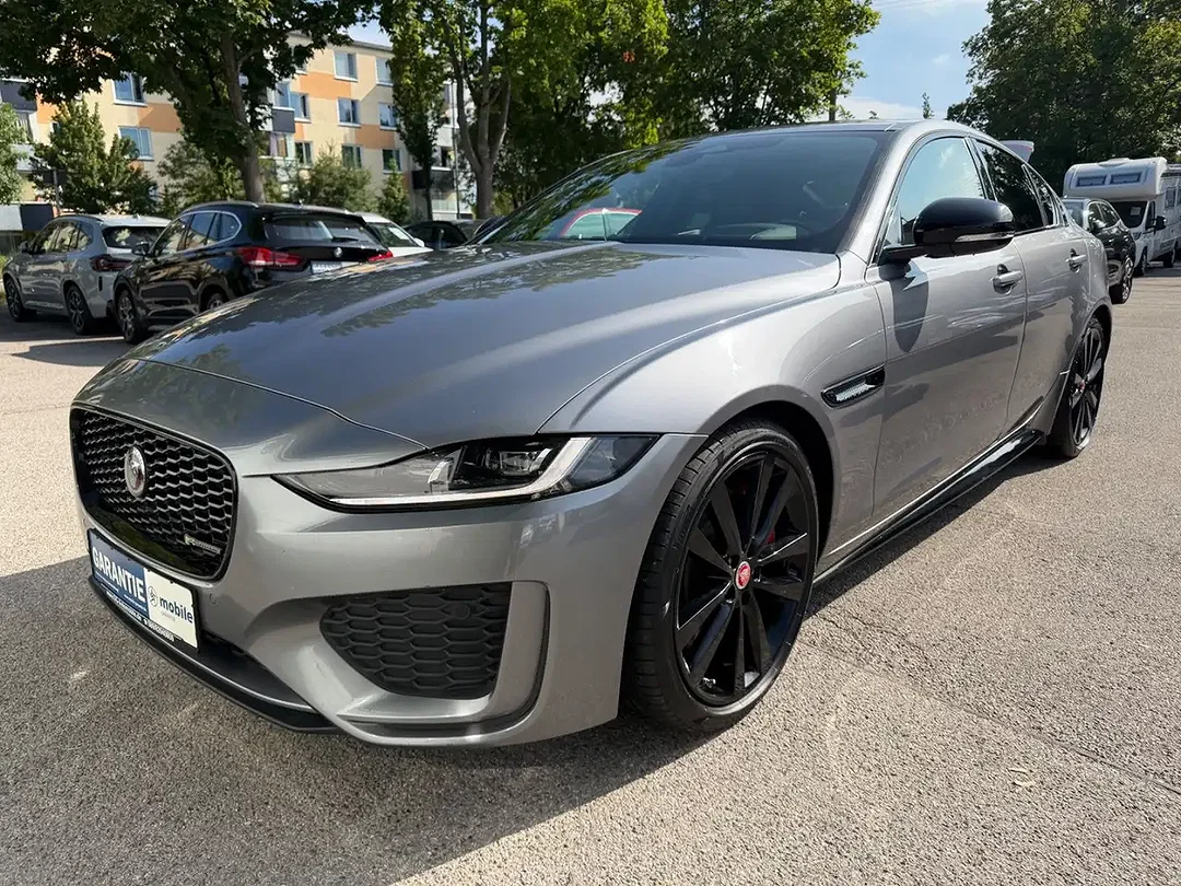 Jaguar XE R-Dynamic Black - Afbeelding 1