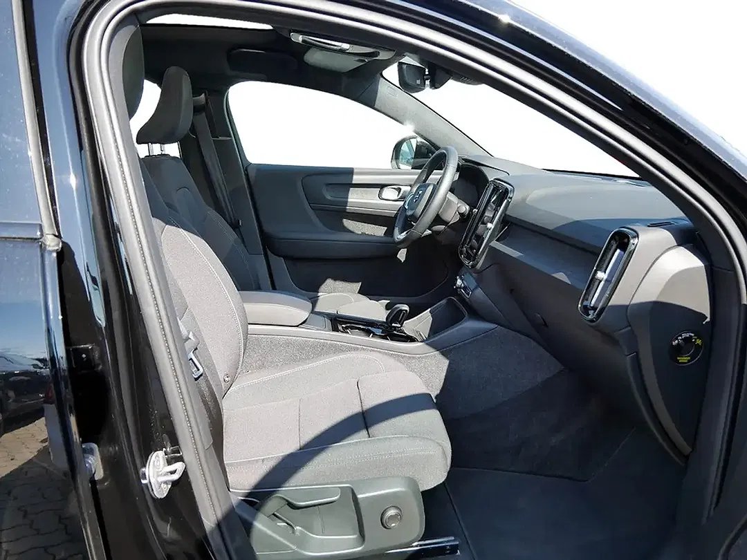 Volvo C40 EV Recharge Core - Thumbnail 4