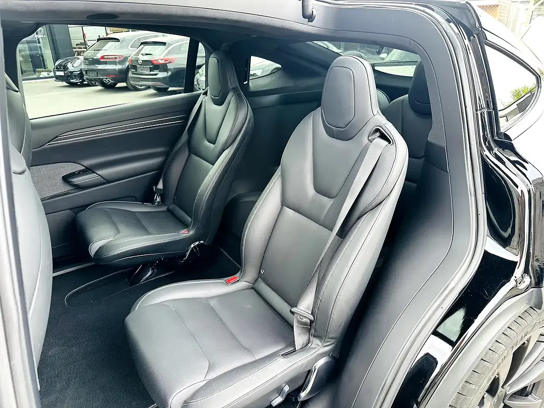 Tesla Model X Plaid - Thumbnail 11
