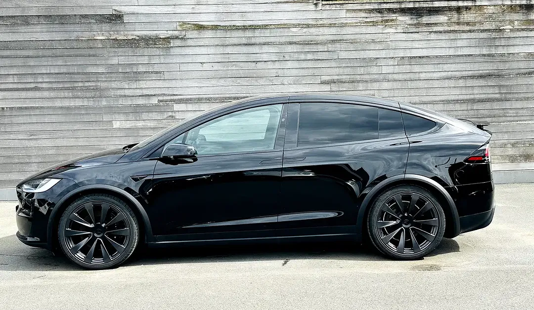 Tesla Model X Plaid - Thumbnail 3