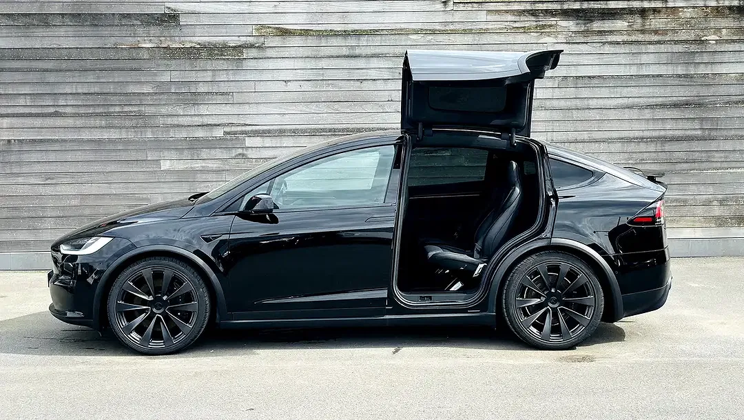Tesla Model X Plaid - Thumbnail 4
