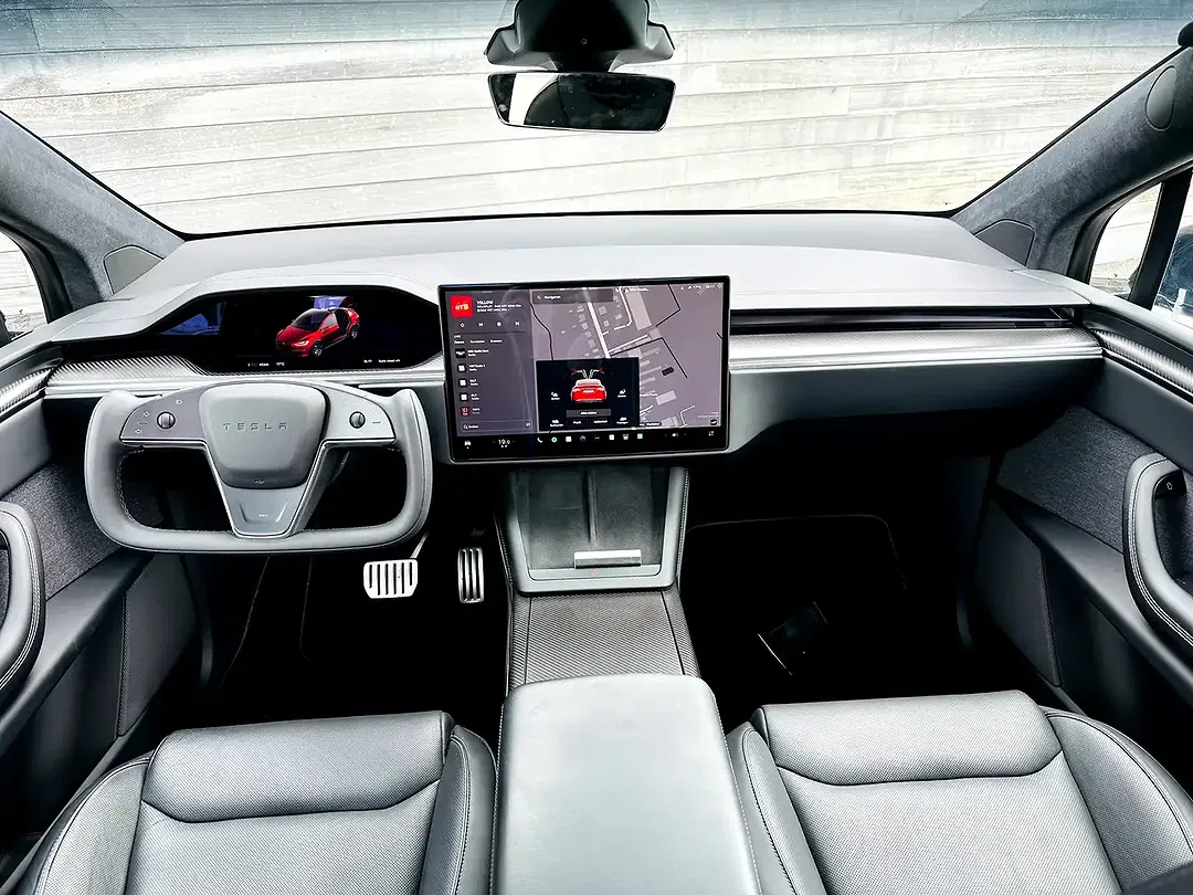 Tesla Model X Plaid - Thumbnail 7
