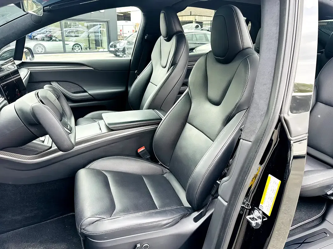 Tesla Model X Plaid - Thumbnail 8