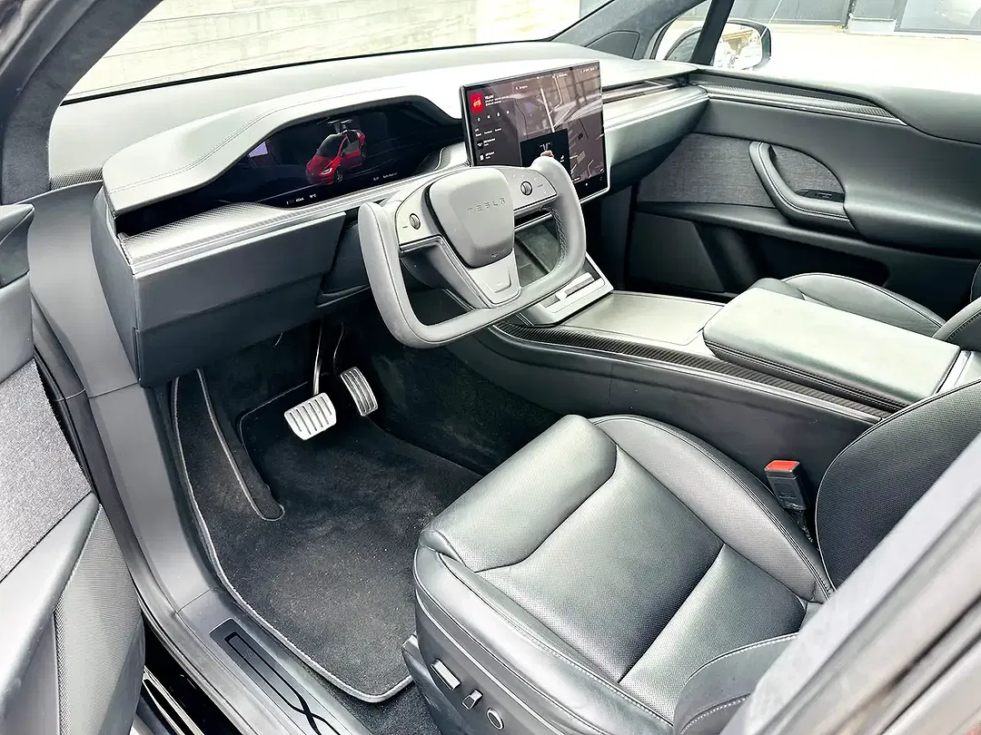 Tesla Model X Plaid - Thumbnail 9