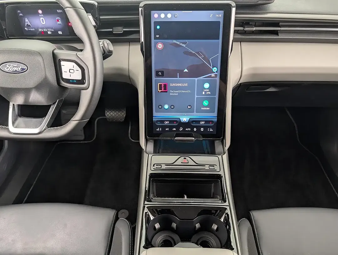 Ford Explorer - Thumbnail 18