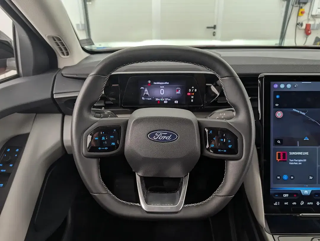 Ford Explorer - Thumbnail 21