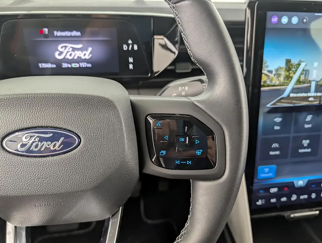 Ford Explorer - Thumbnail 23
