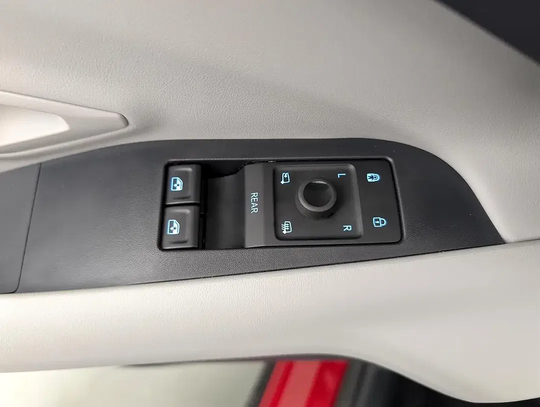 Ford Explorer - Thumbnail 25