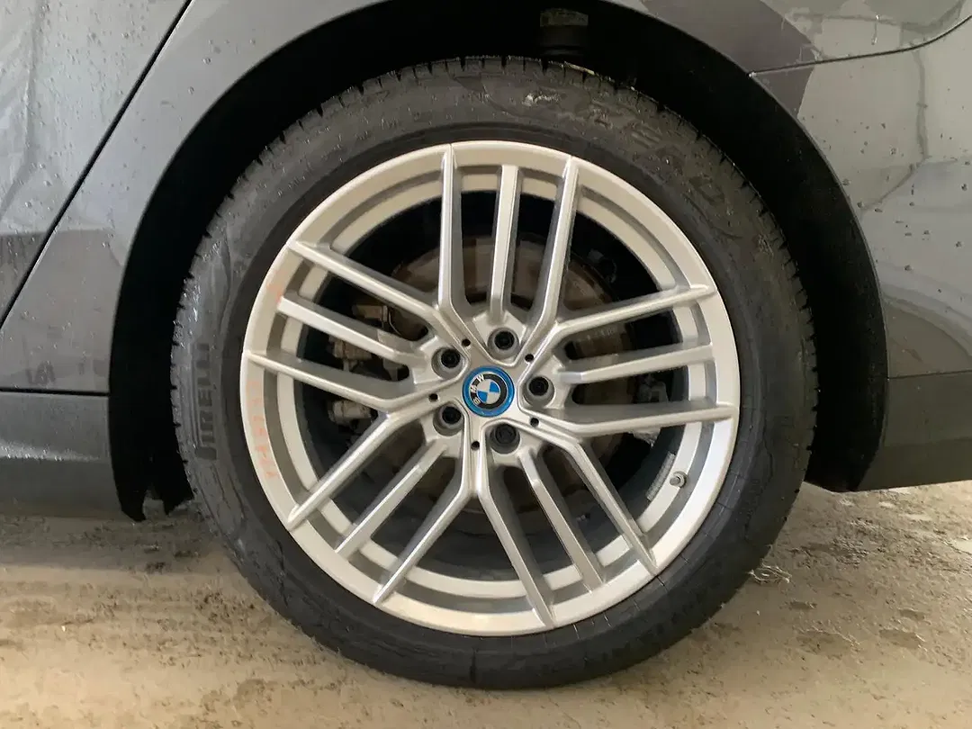 BMW i5 - Thumbnail 3