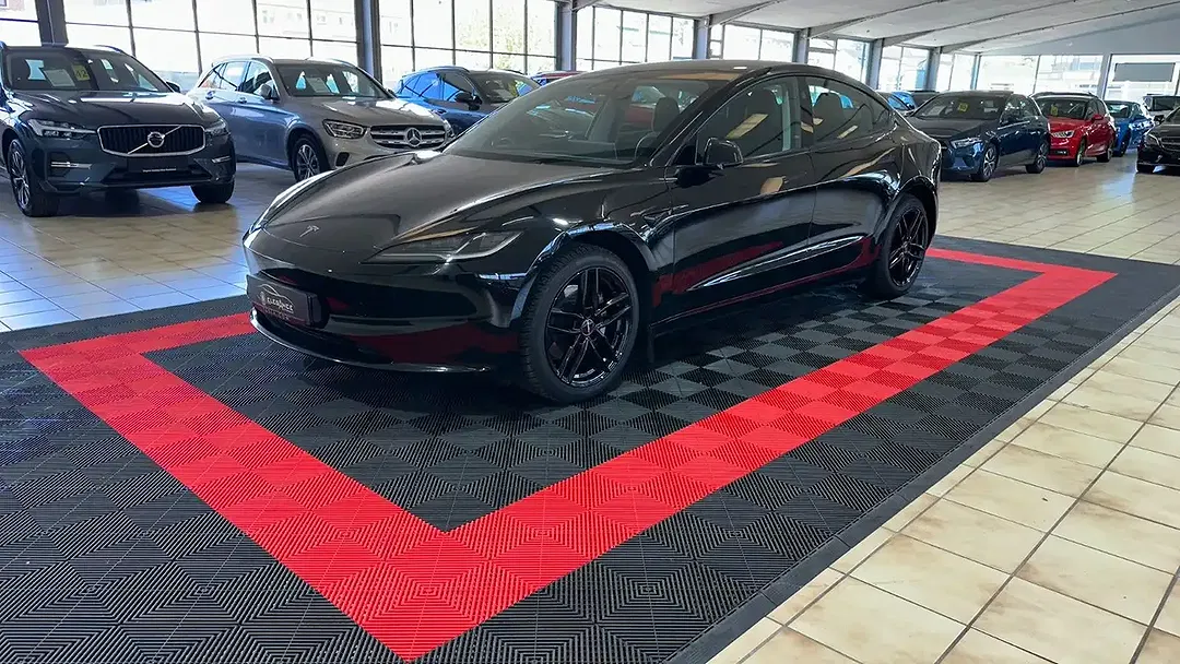 Tesla Model 3 - Thumbnail 1