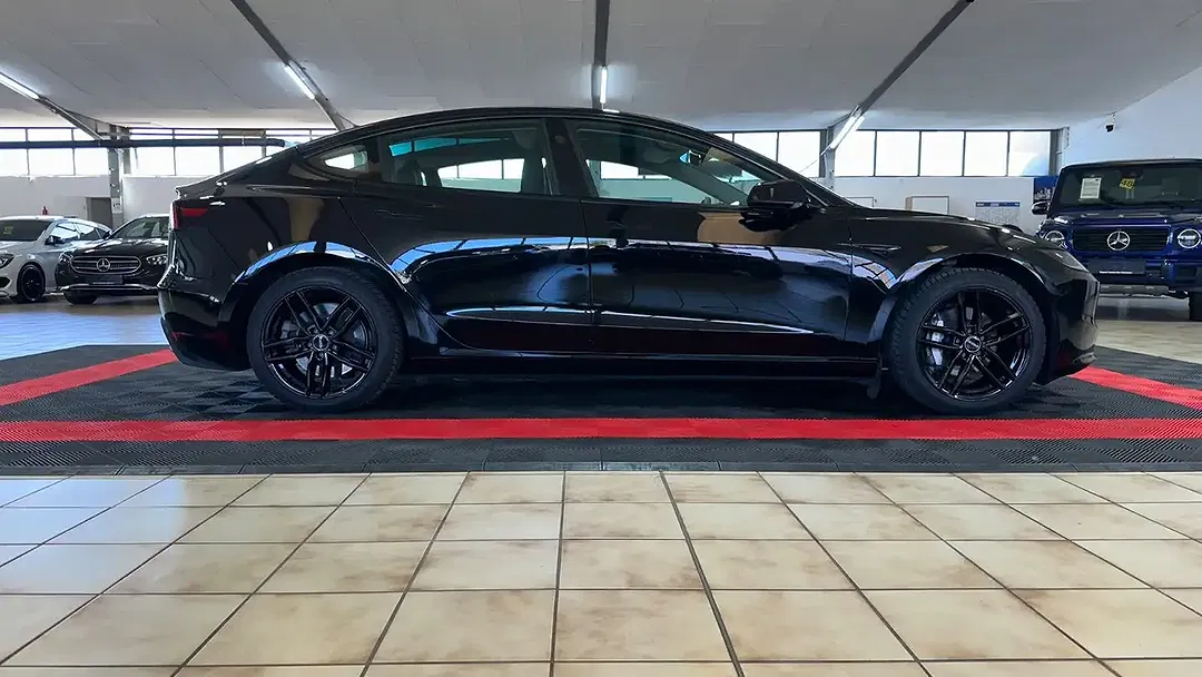 Tesla Model 3 - Thumbnail 10