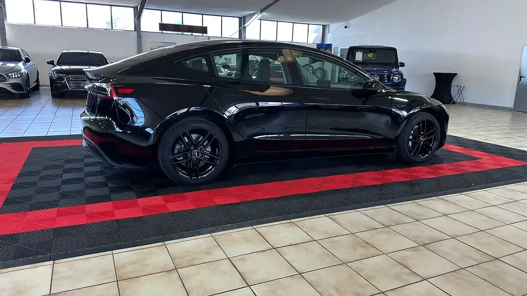 Tesla Model 3 - Thumbnail 11