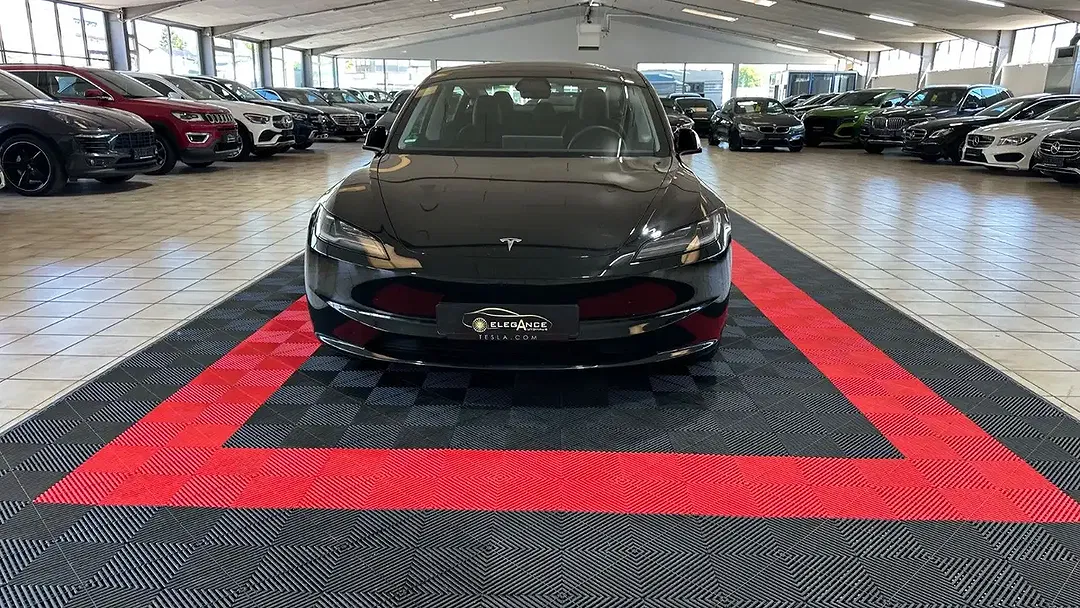 Tesla Model 3 - Thumbnail 13